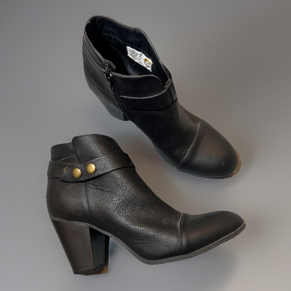 American Eagle Outfitters Shoes - American Eagle Ankle Boots Women 8.5 Black Side Zip 3in Heel Snap Strap Faux EUC